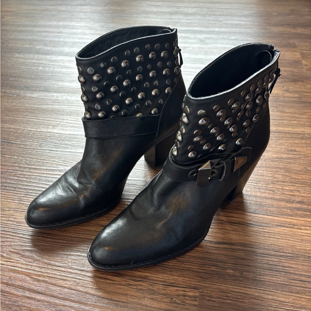 Stuart Weitzman City Slicker Studded Western Leather Ankle Boots size 8.5